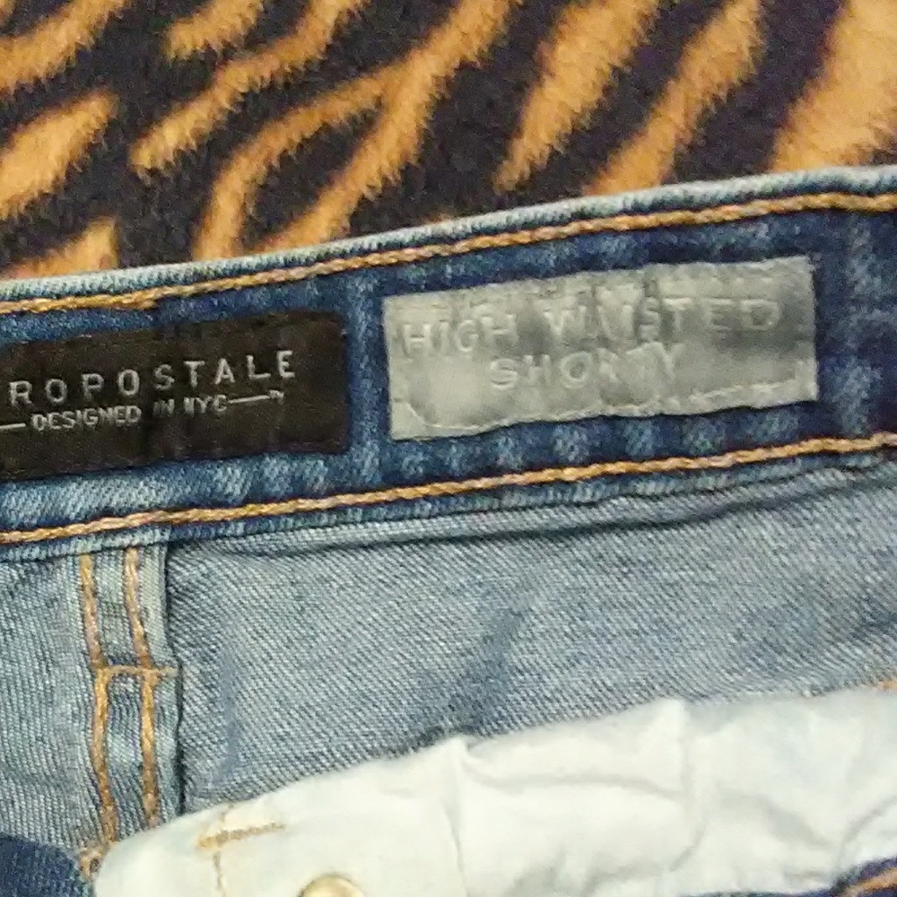 Shorts - Picture 3 of 4